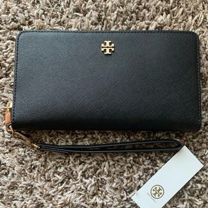 NWT Tory Burch Emerson Passport Continental Wallet